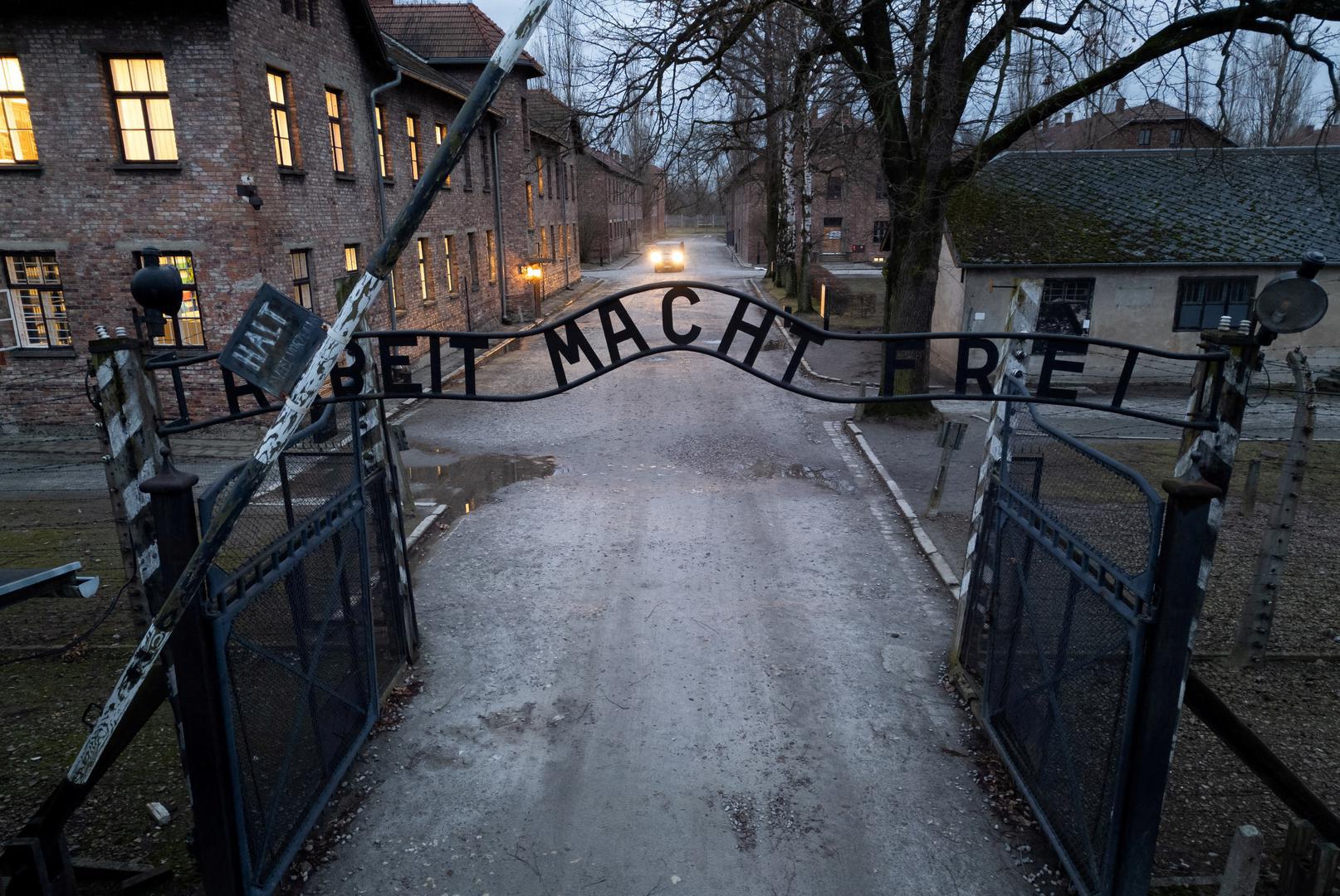 Mjesto gdje je pogubljeno oko milijun Židova i brojni drugi nevini ljudi, i dalje nosi tešku simboliku. Tu su se odvijale strašne brutalnosti koje su postale simbol totalitarnih režima i genocida. 
