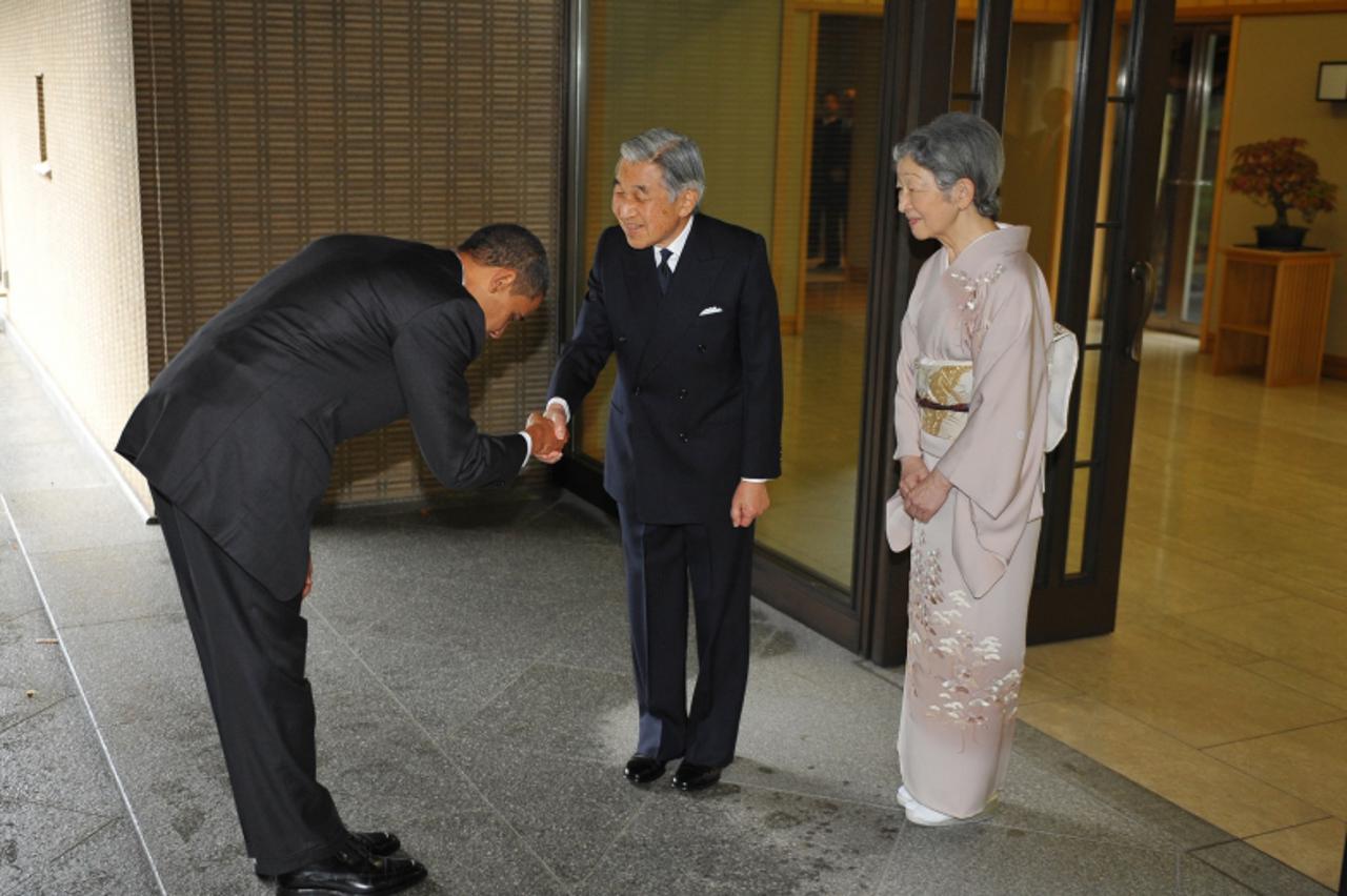 \'(FILES)US President Barack Obama (L) bows as he shakes hands with Japanese Emperor Akihito (C) and as Empress Michiko (R) looks on upon Obama\'s arrival at the Imperial Palace in Tokyo on November 1