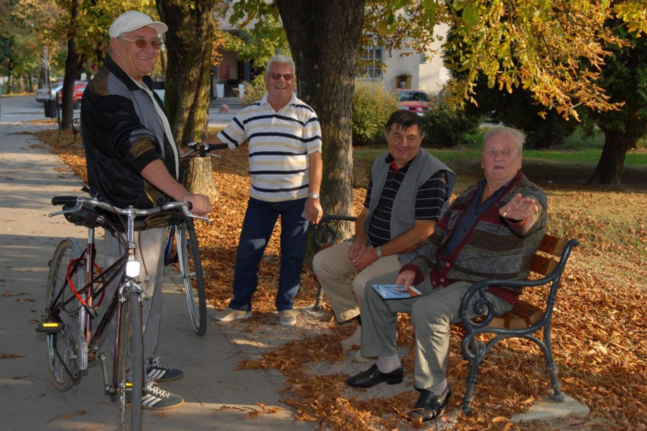 \'plus karlovaccki umirovljenici slobodno vrijeme provode u gradskim parkovima u razgovoru sa znancima,041009 photo: kristina stedul fabac/VLM\'