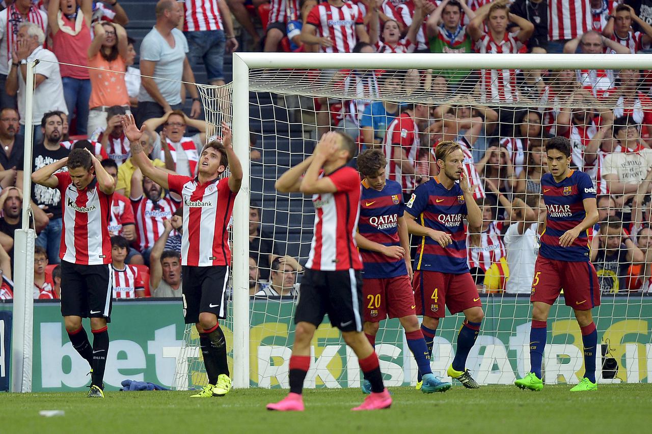 Athletic Bilbao players (L) react after missing a goal during their Spanish first division soccer match against Barcelona at San Mames stadium in Bilbao, northern Spain, August 23, 2015. Athletic lost 0-1. REUTERS/Vincent West
