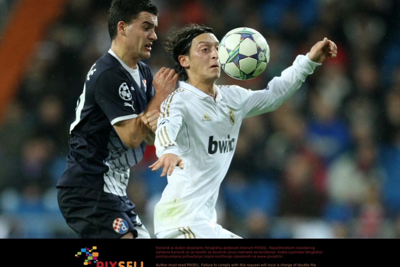 \'22.11.2011., Avenida de Concha Espina, 1, Madrid - Stadion Santiago Bernabeu, nogometna utakmica D skupine, 5. kola UEFA Lige prvaka. Real Madrid - GNK Dinamo. Mehmed Alispahic, Ozil. Photo: Sanjin 