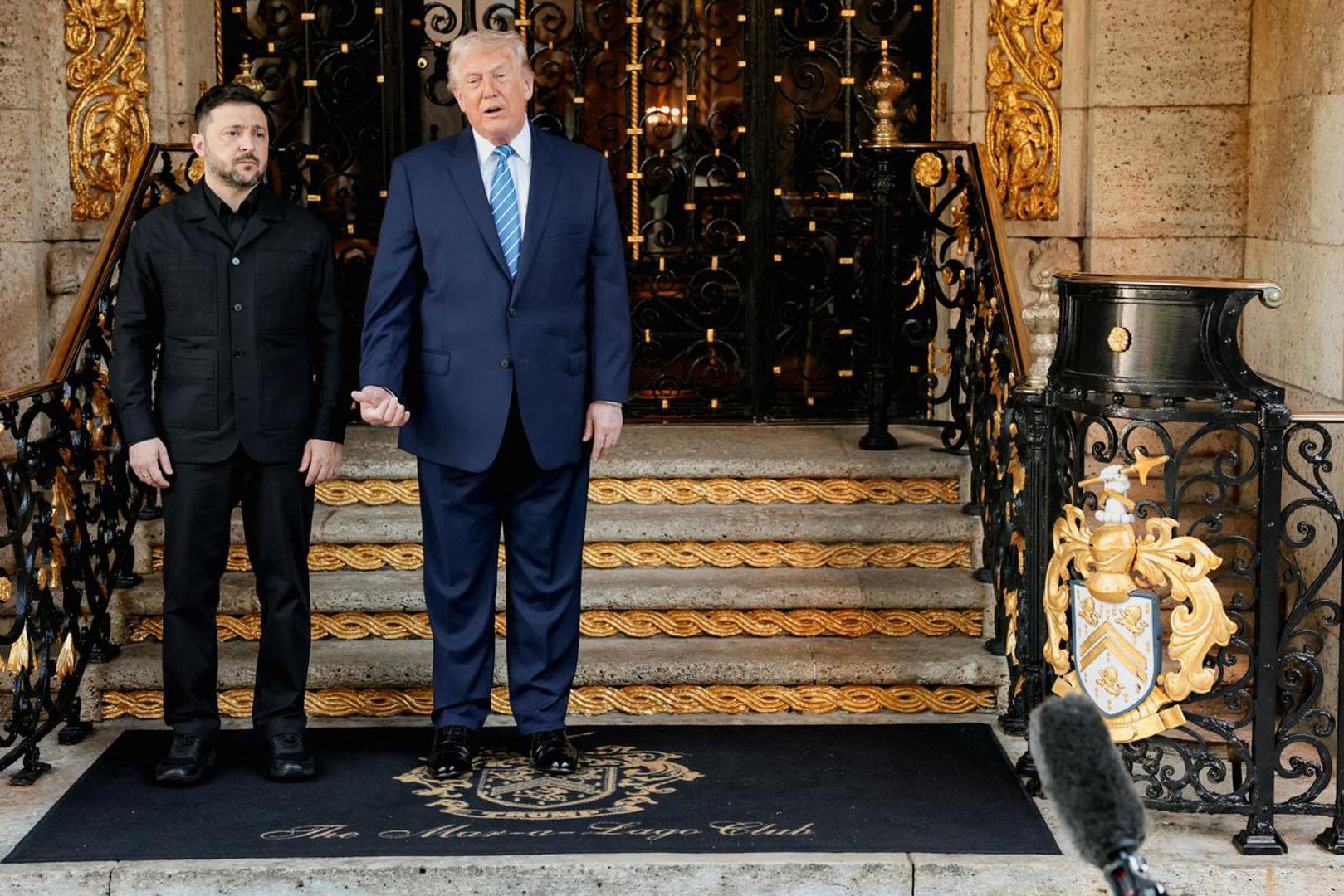 Sastanak je započeo oko 19 sati po srednjoeuropskom vremenu, nakon što je prethodno bio pomican, a prije zatvaranja vrata Trump i Zelenski kratko su se obratili novinarima.
