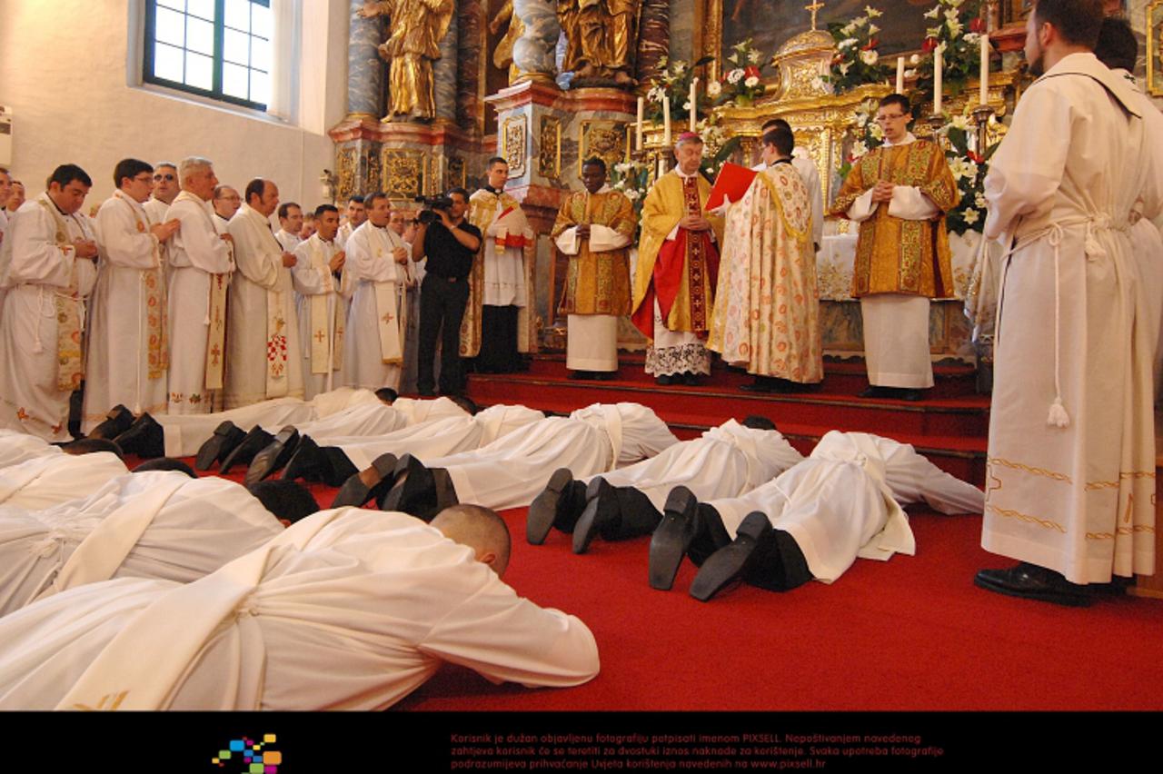 \'07.06.2010., Varazdin - Redjenje svecenika u varazdinskoj katedrali.  Photo: Vjeran Zganec Rogulja/PIXSELL\'