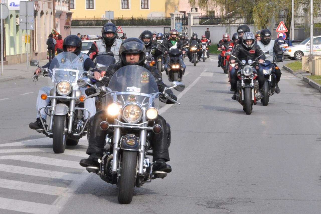 '11.04.2010., Pozega - Motociklisti se provezli Pozegom te otisli na blagoslov kod svecenika. Photo: Dusko Mirkovic/PIXSELL'