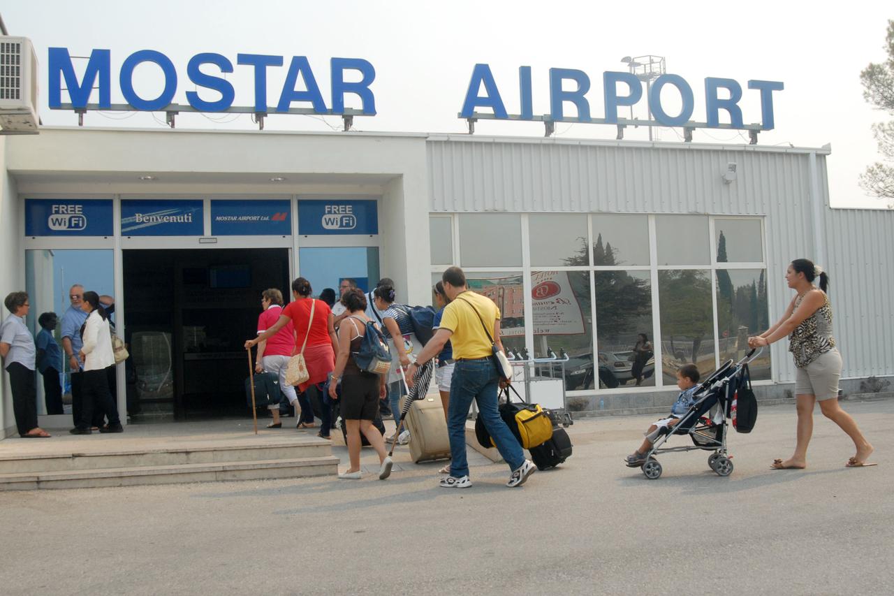 bih...mostar...31.08.2012...mostarska zracna luka, oboren mjesecni rekord 13.000 putnika proslo kroz zracnu luku u 8 mjesecu, uvedena redovna carter linija trst-mostar foto: zoran grizelj vecernji list