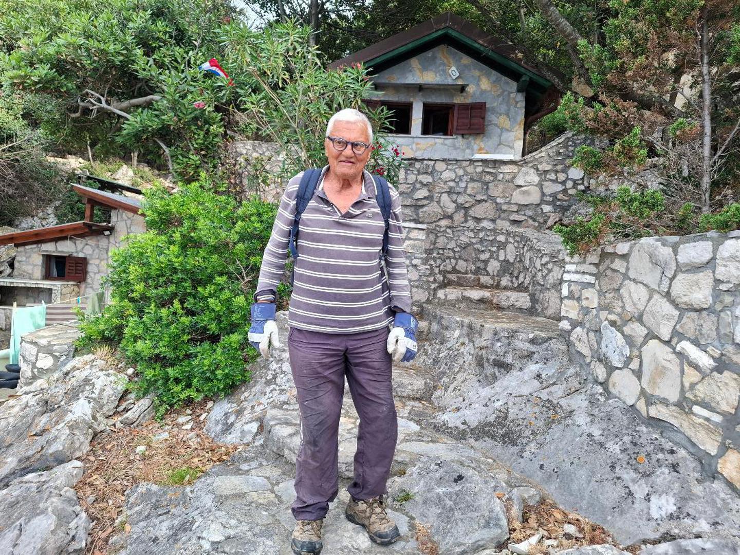 U Omanskoj vali na Mljetu, bez cestovnog pristupa i gotovo bez telefonskog signala, Ante Kostelić (86) sa suprugom Maricom provodi ljetne mjesece u ambijentu koji opisuje kao svoj raj. Okružen netaknutom prirodom i morem, živi jednostavno, uz vodu iz cisterni i struju dobivenu solarnim panelima. 