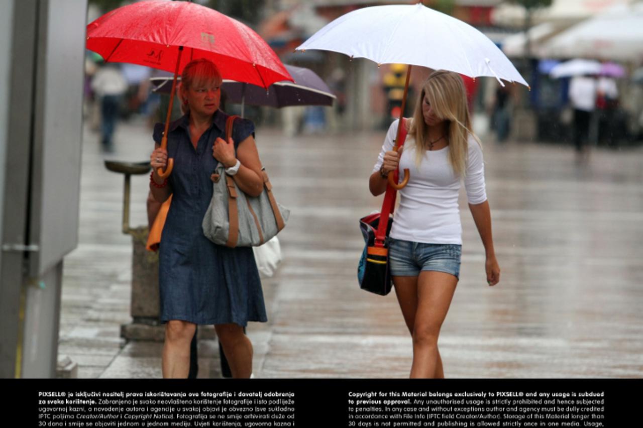 '20.08.2013., Rijeka - Kisa i pad temperature za desetak stupnjeva. Rijecani pod kisobranima setaju korzom. Photo: Goran Kovacic/PIXSELL'