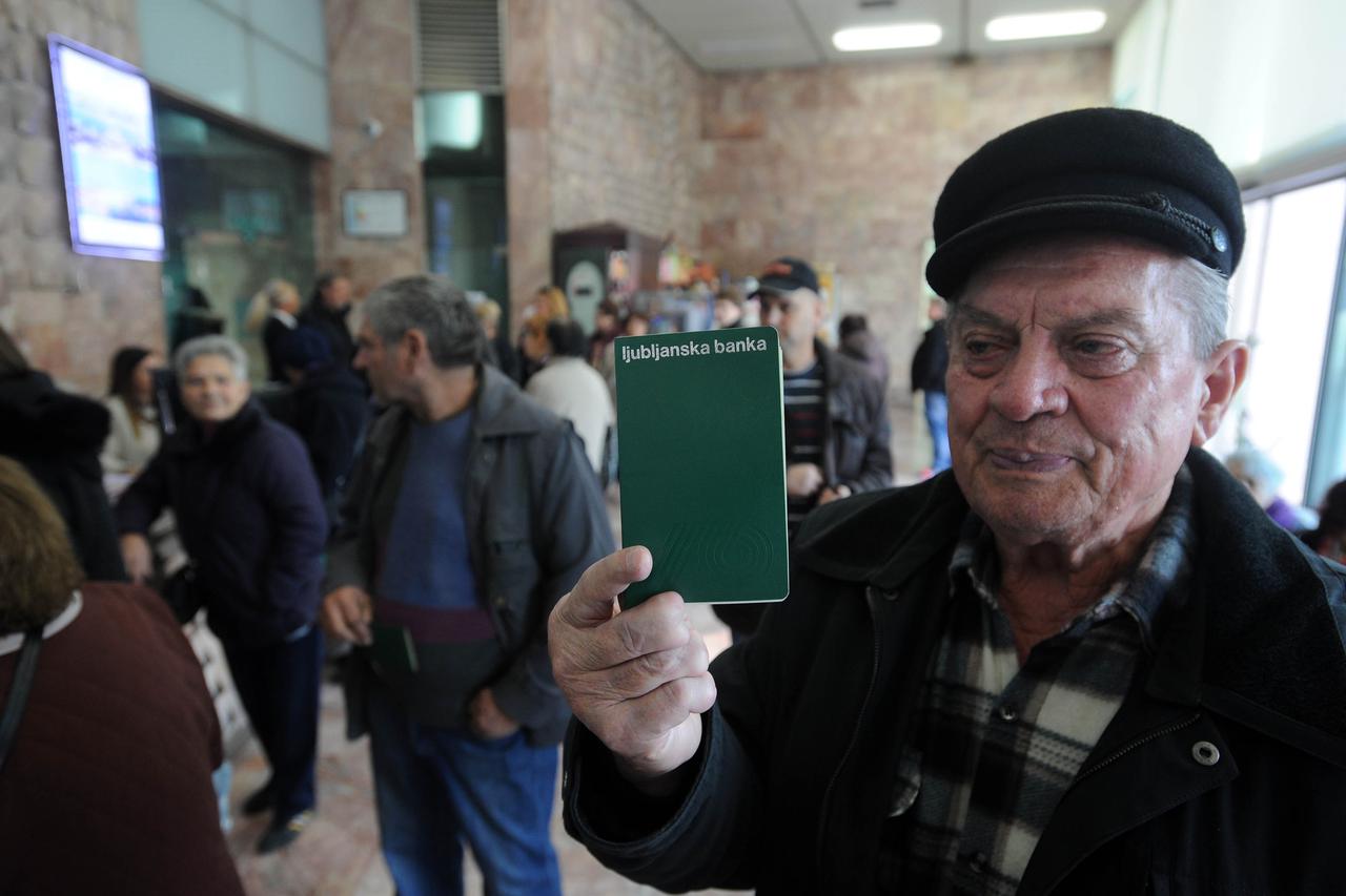 Zagreb,30.11.2015 (novosti) - stedise Ljubljanske banke pokusavaju doci do svojih prava na stednju (NLB, Ljubljanska banka) foto Davor Kovacevic novosti