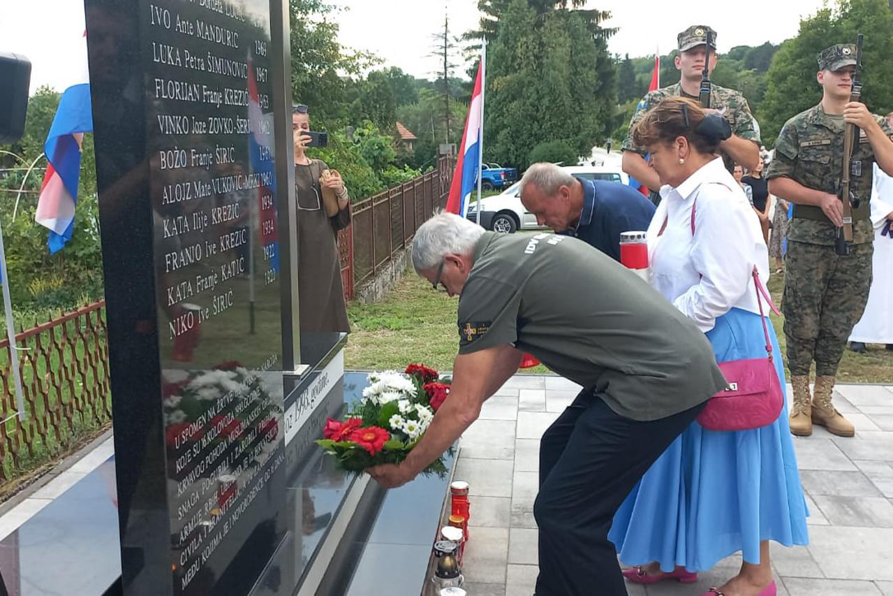 Spomenik u naselju Kiseljak kod Žepča