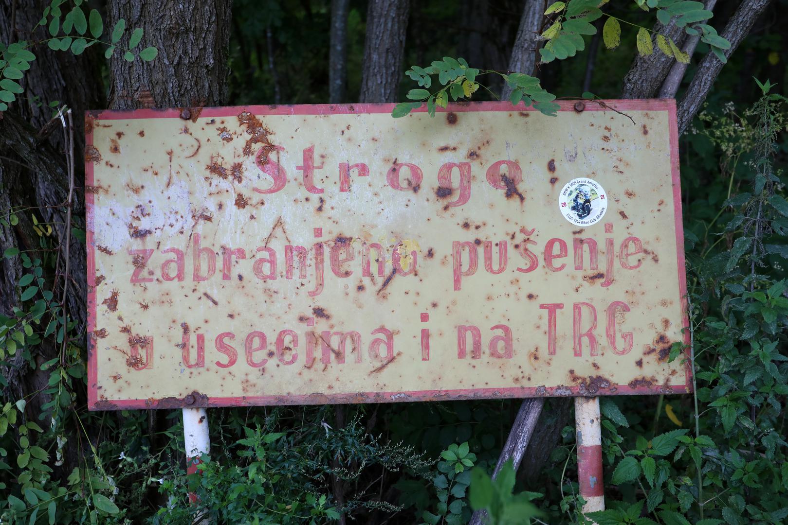 Sastoji se od zgrade baze, podzemnih hangara, odnosno tunela, ukopanih u planinu Plješivicu u koje su se mogli smjestiti MiG-ovi 21 te pet pista
