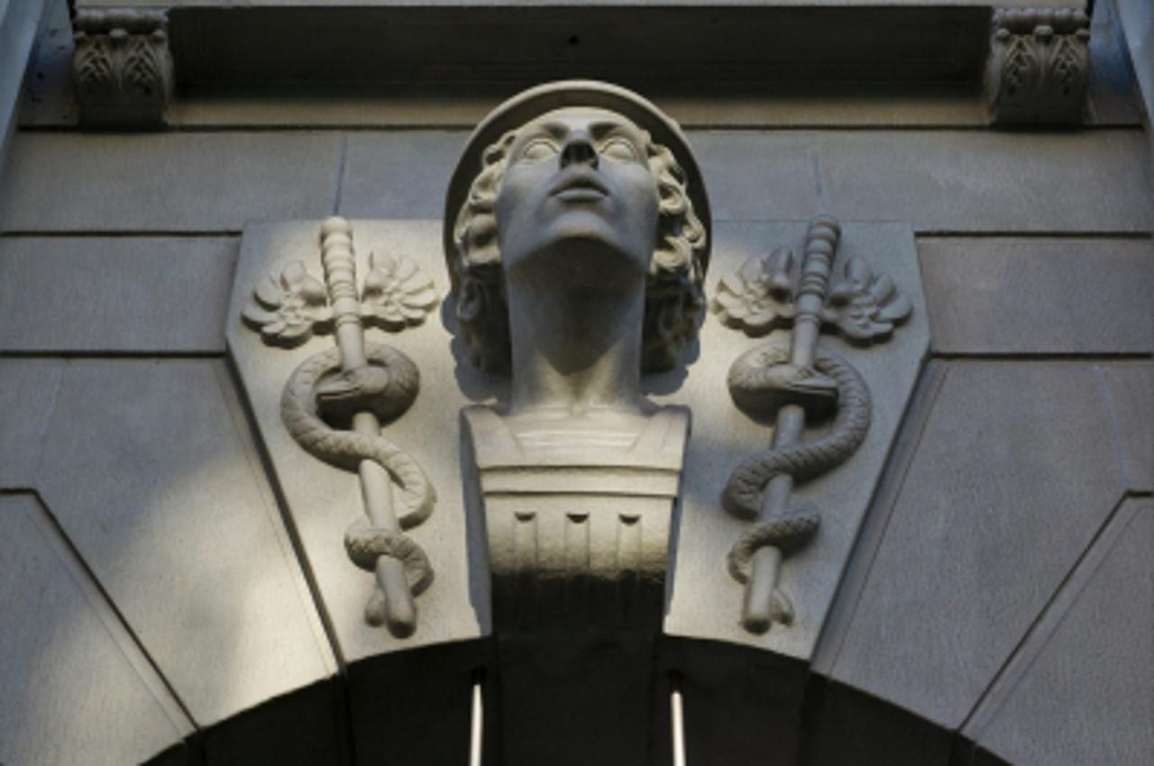 'epa02979784 20 April 2011 showing a logo of the Swiss bank UBS reflects the sun  in Zurich, Switzerland. Swiss bank UBS has reported on 25 October 2011 a pre-tax profit of 980 Million swiss francs fo