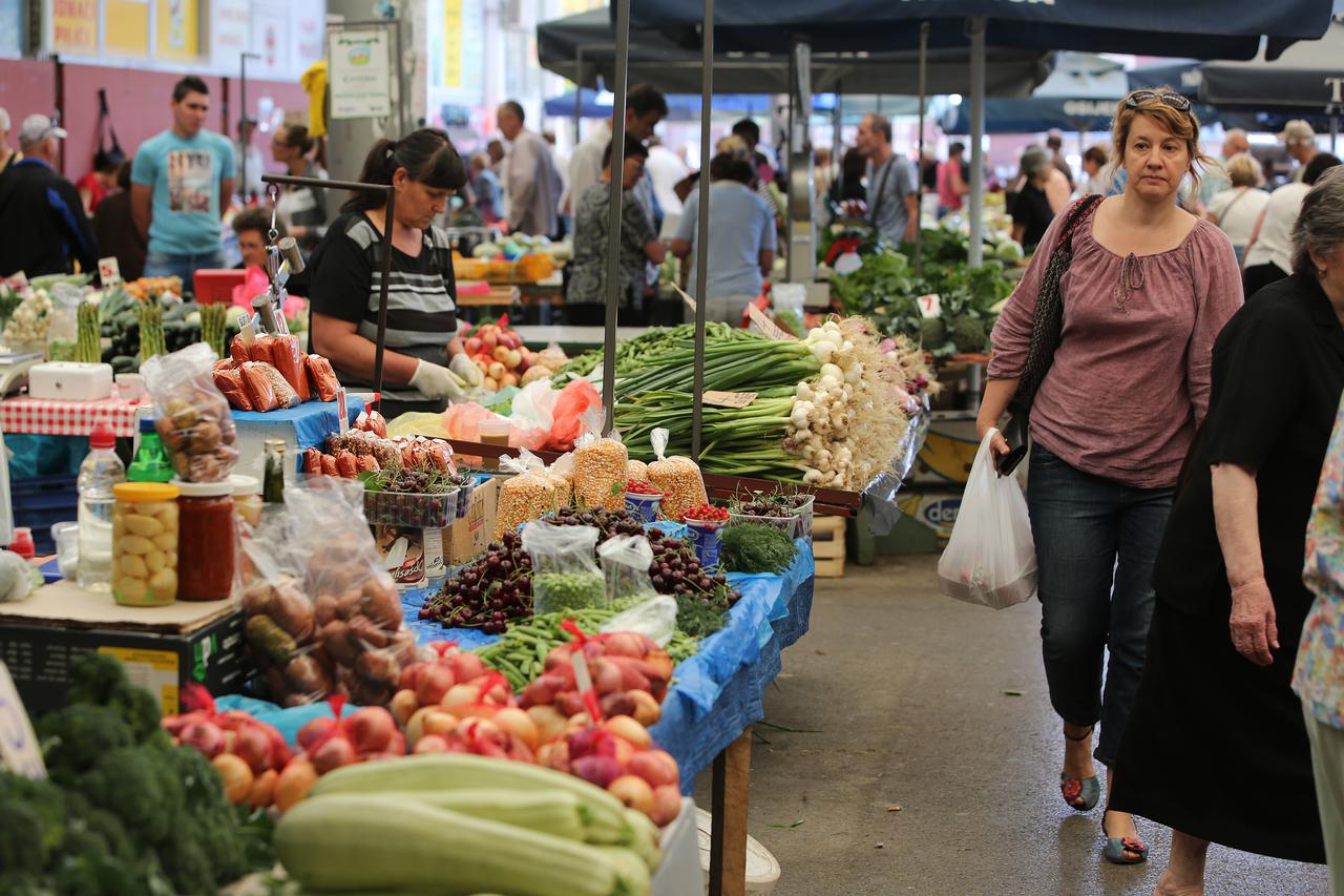 07.06.2016., Osijek - Dnevna ponuda voca i povrca na glavnoj osjeckoj trznici. Photo: Marko Mrkonjic/PIXSELL