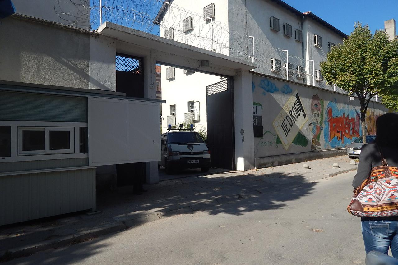 mostar...mostarski zatvor...pripadnici federalnog mupa iz zatvora odnijeli dokumentaciju za istragu bjekstvo dominik ilijasevic como foto: robert soldo