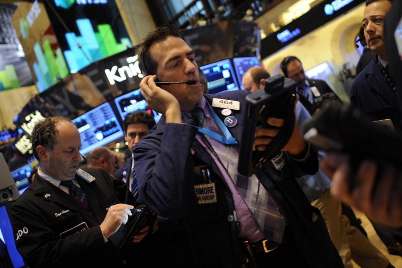 burza, burze, broker, brokeri 'Traders work on the floor of the New York Stock Exchange in New York, November 30, 2012. REUTERS/Keith Bedford (UNITED STATES - Tags: BUSINESS)'