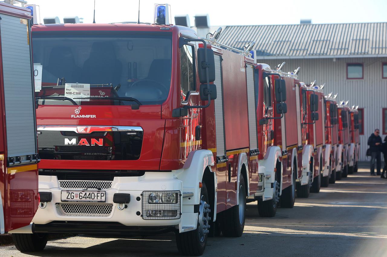 20.10.2015., Ozalj - Ministar gospodarstva Ivan Vrdoljak prisustvovao je preuzimanju 12 visenamjenskih cisterni za strateske robne zalihe od tvrtke Flammifer. Cisterne su kapaciteta 7000 litara, a Ravnateljstvo za robne zalihe rasporedit ce ih diljem Hrva