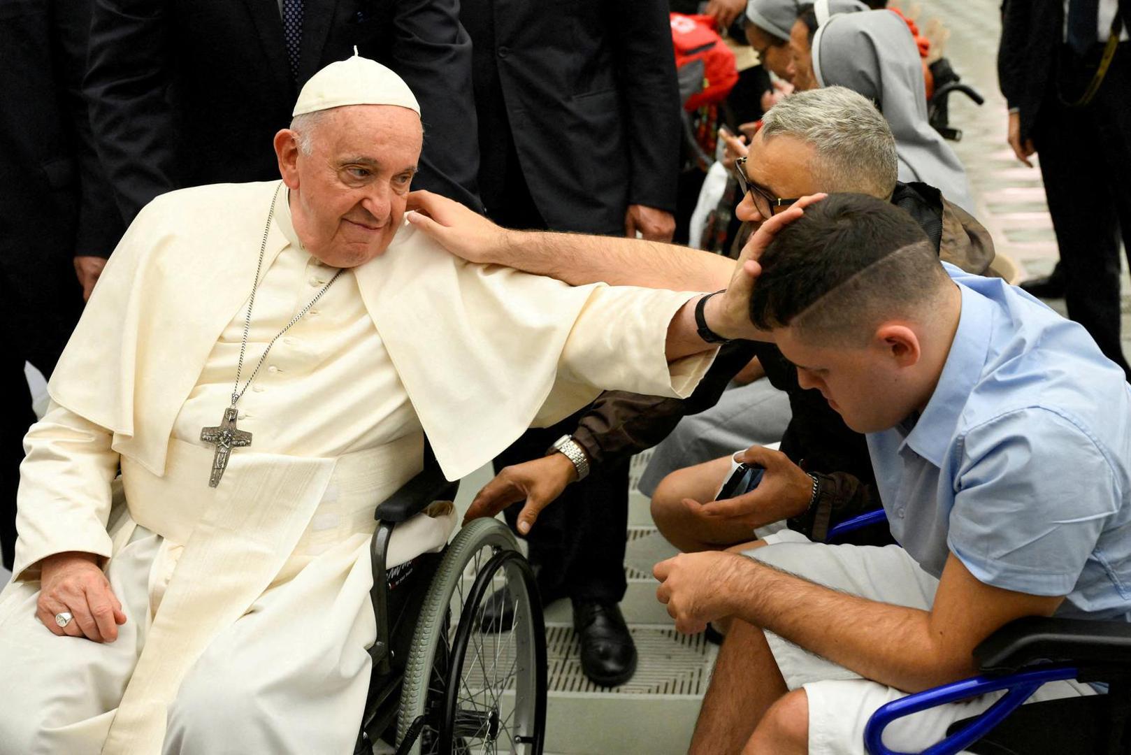 Papa Franjo brzo je počeo preispitivati brutalnu ekonomiju slobodnog tržišta, rekao je da bi se Crkva trebala ispričati homoseksualcima umjesto da im sudi te je, među ostalim, usporedio europske centre za pritvaranje migranata s koncentracijskim logorima.
