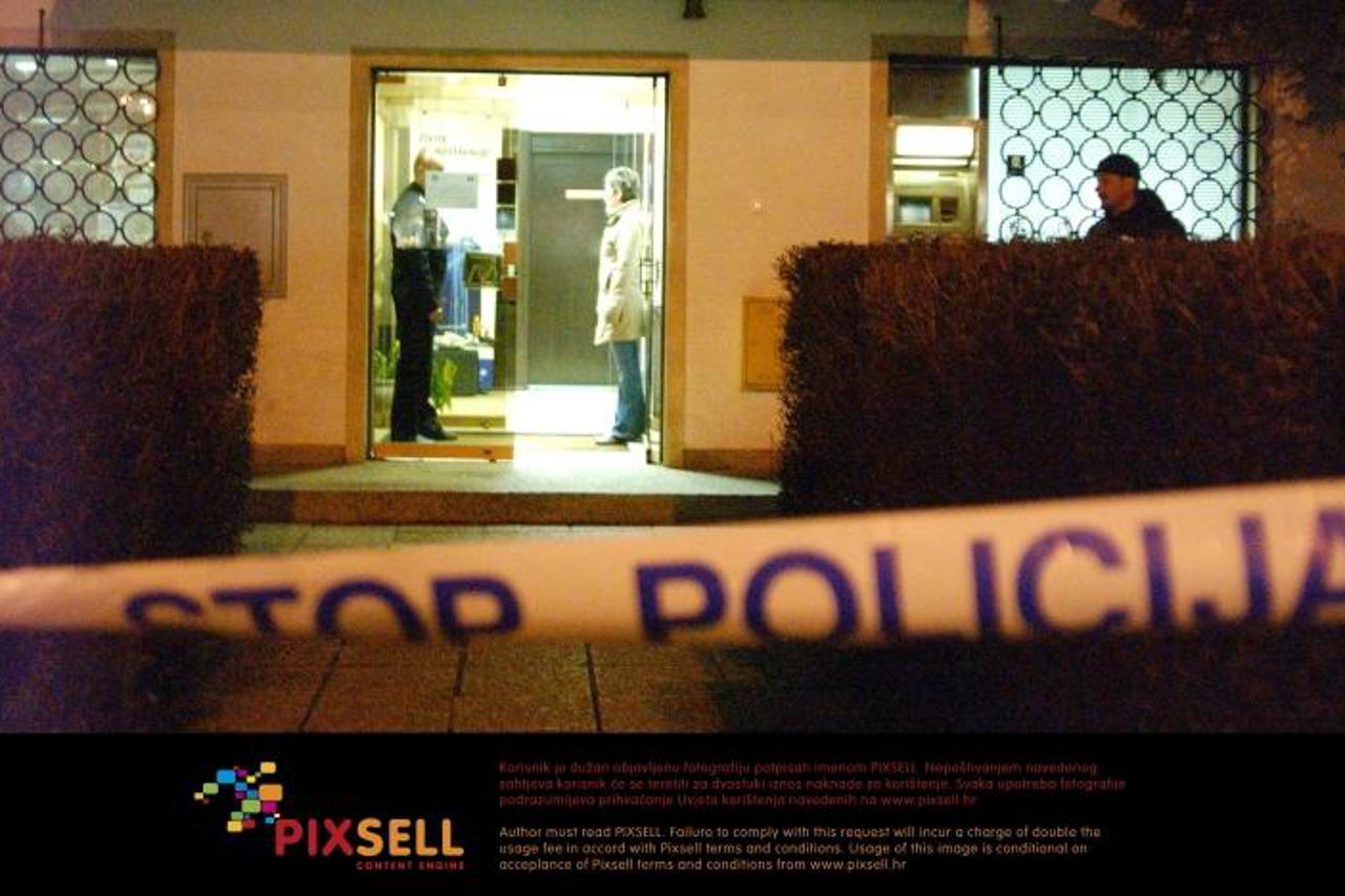 \'28.02.2006., Dubrava, Zagreb - Poslovnicu Zagrebacke banke na Aveniji Dubrava br. 1 opljackao je maskirani razbojnik. Photo: Dalibor Urukalovic/Poslovni dnevnik/PIXSELL\'