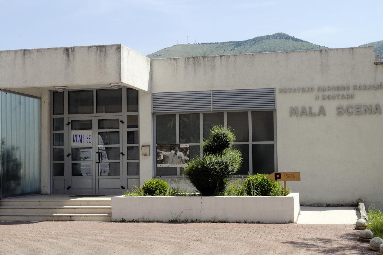 BiH, 12.05 2009. Mostar, BiH  PLAKAT IZDAJE SE NA ZGRADAI HNK MOSTAR MALA SCENA Photo:Stojan Lasic