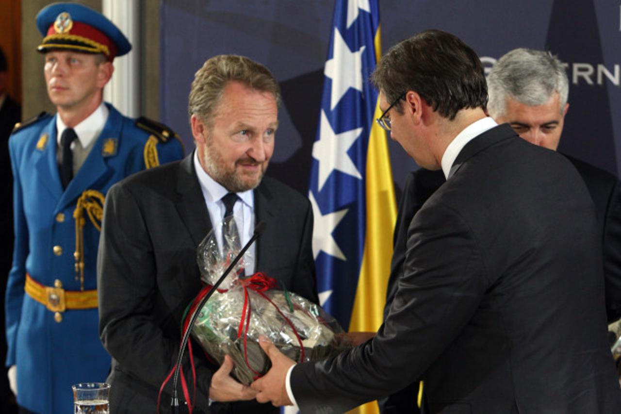 Beograd, 22. jula 2015. - Premijer Srbije Aleksandar Vucic i (D) urucuje poklon clanu Predsednistva BiH Bakiru Izetbegovicu nakon konferencije za novinare. Premijer Vucic nakon razgovora s clanovima Predsednistva BiH o saradnji u oblasti infrastrukture, e