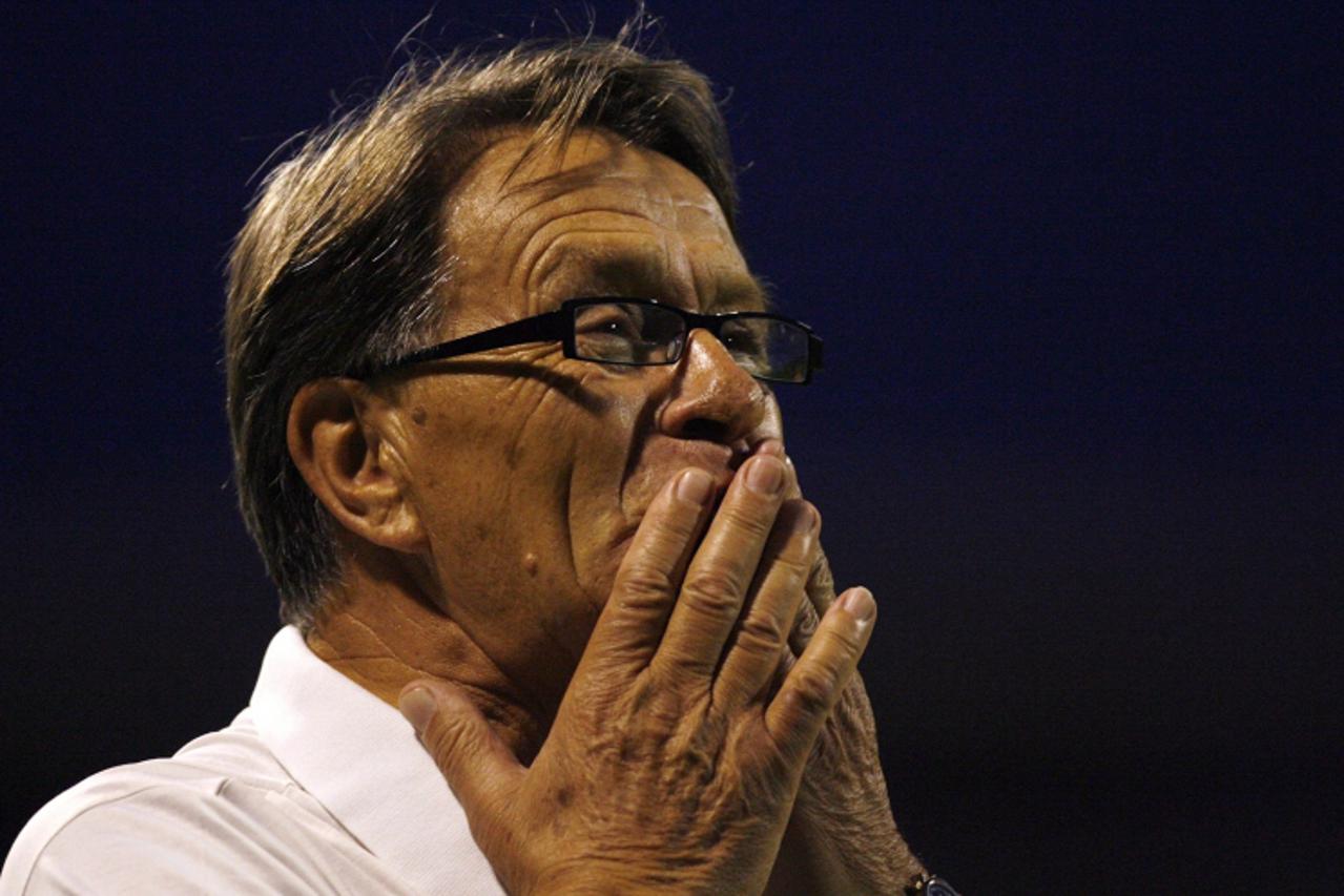 'Bosnia\'s new coach Miroslav Blazevic blows kisses to the crowd before his team\'s international friendly soccer match against Bulgaria in Zenica August 20, 2008.   REUTERS/Damir Sagolj   (BOSNIA AND