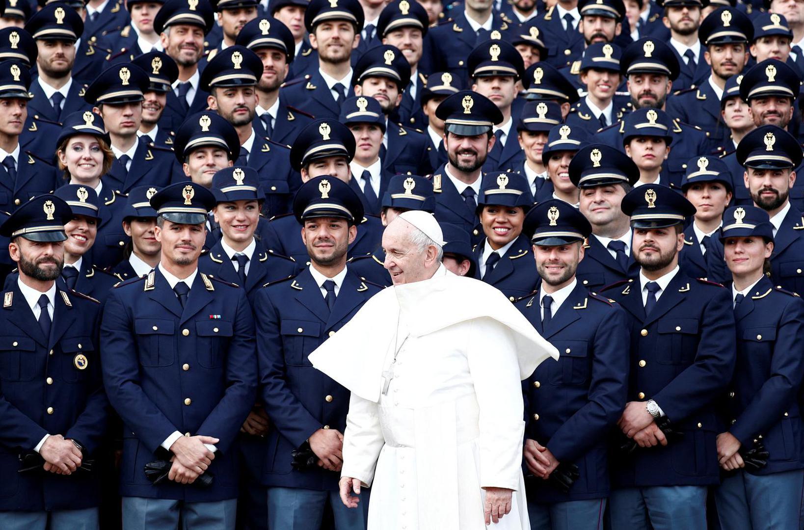 Vatikan je sve to oštro negirao. 
