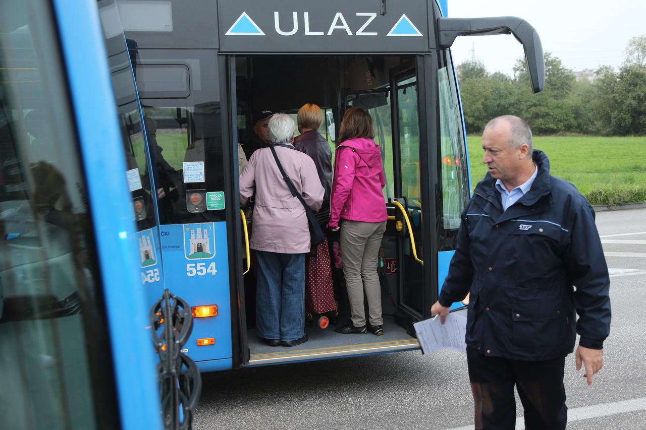 30.09.2013., Zagreb - Prilikom naglog kocenja autobusa ZET-a na liniji 268 za Veliku Goricu doslo je do pucanja stakla. Ozlijedjenih putnika nema. Nakon policijskog ocevida i davanja iskaza o nesreci, putnici su prebaceni u drugi autobus. Photo: Zeljko Lu