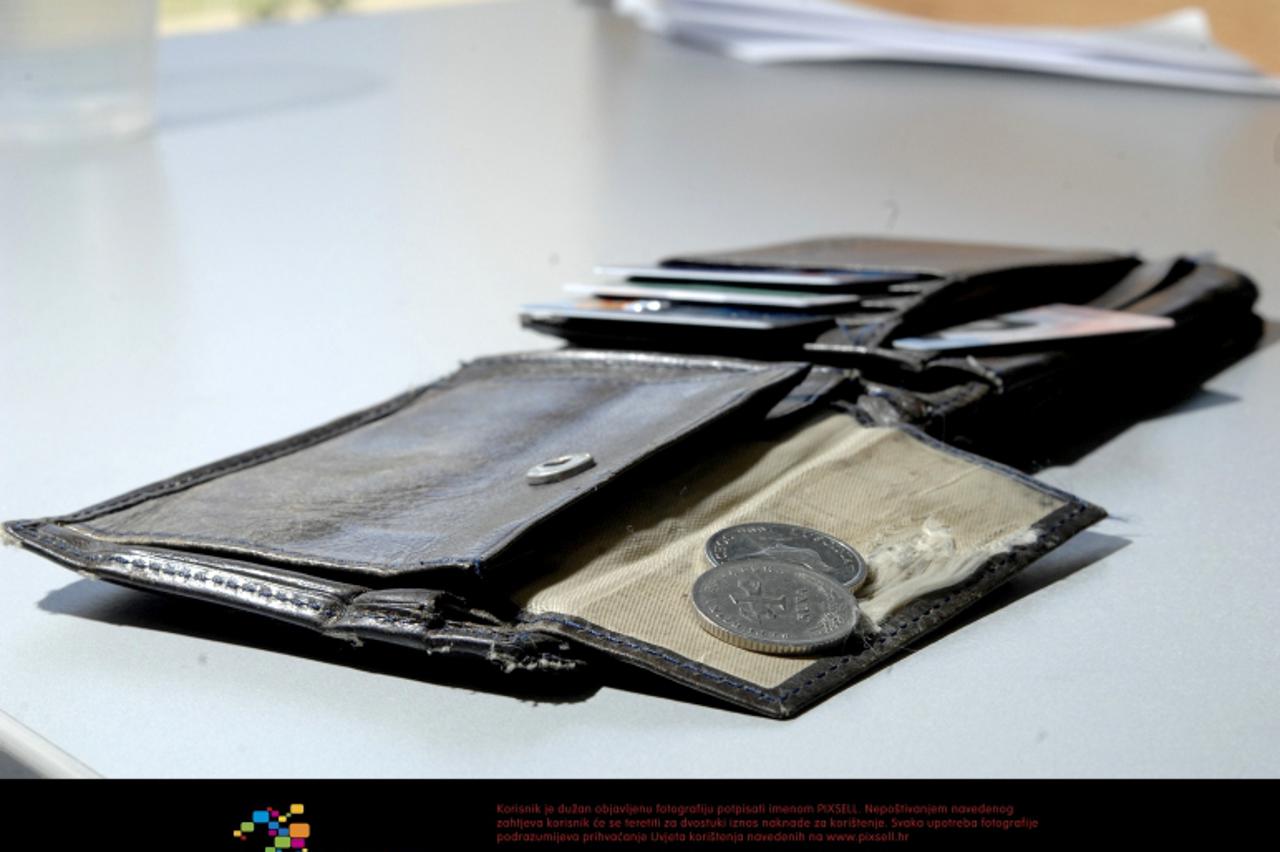 '30.09.2008., Zagreb - Ilustracija za osobni bankrot. novcanik i dvije kovanice od jedne kune. Photo: Boris Scitar/Vecernji list'