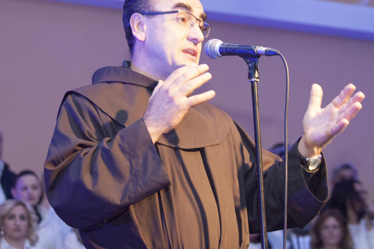 Međugorski župnik fra Marinko Šakota zahvalio je  na nebrojenim djelima milosrđa u međugorskoj župi. Medjugorje, 14.11.2016.Snimio:Marijan Sivrić 