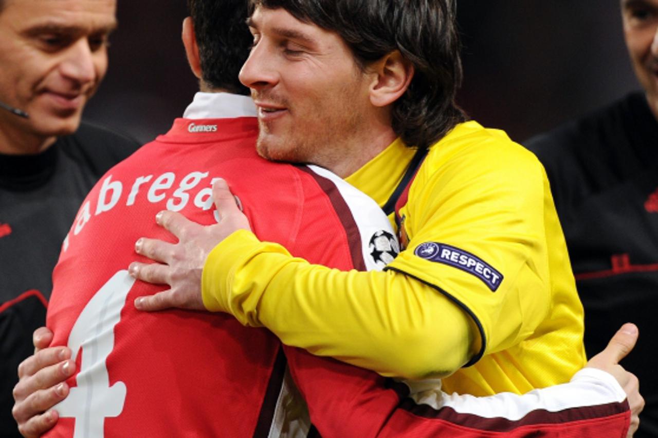 'Barcelona\'s Argentine striker Lionel Messi (R) hugs Arsenal\'s Spanish midfielder Cesc Fabregas (L) before their UEFA Champions League quarter-final 1st leg football match against Arsenal at the Emi