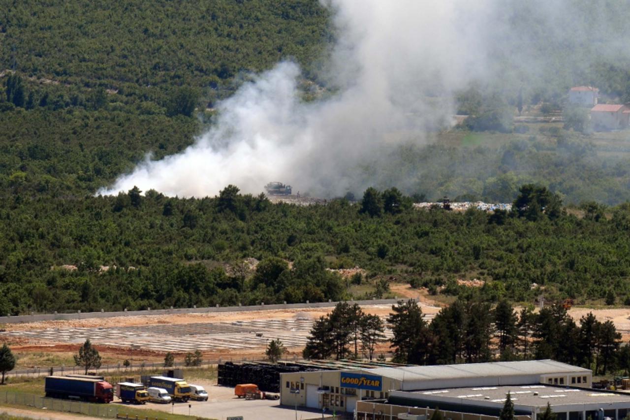 'bih...ljubuski...26.07.2009...bucine, pozar na smetljistu komunalnog poduzeca, vatrogasci i djelatnici komunalnog poduzeca iz ljubuskog bore se s vatrom na gradskoj deponiji otpada na lokaciji bucine