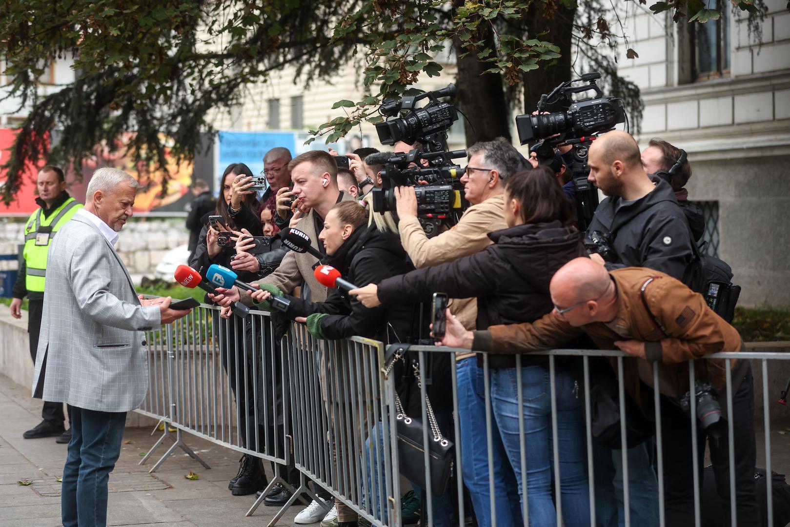 Na komemoraciju su došli neki od najpoznatijih pjevača i glumaca u regiji. Među prvima koji su stigli je i  pjevačica Indira Levak, a tu su i  Geronimo, Dino Muharemović, Halidov vjerni prijatelj Vlado Pejić, zatim Mladen Vojičić Tifa, Enver Šadinlija, Halid Muslimović, Emina Jahović, Džejla Ramović, Željko Joksimović, Hari Mata Hari, Emir Hadžihafizbegović, Igor Stojanović, Muhamed Konjić, Saša Matić, Ademir Kenović, Elmedin Konaković, Benjamina Karić i mnogi drugi.
