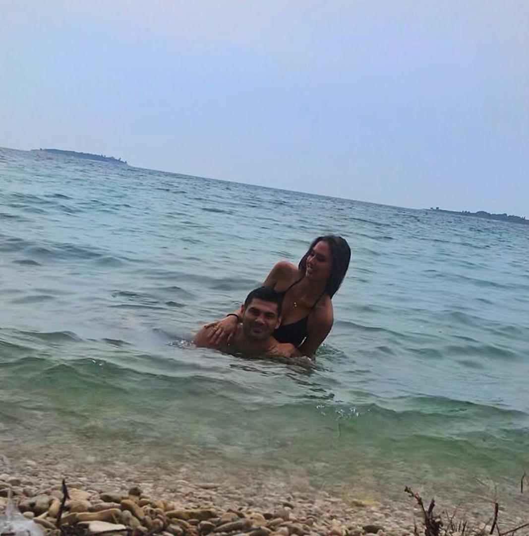 "Ljubavi moja, sretno večeras. Dvadeset godina odricanja, muke i svega onoga što nitko ne vidi iza kamera. Koliko je truda uloženo u tišini... Prava je inspiracija gledati tvoj put i kako unatoč svemu uvijek uspijevaš ići prema naprijed. Rad i upornost se itekako isplate i ako netko zaslužuje svjetsku titulu, onda si to ti. Preponosna sam na tebe dokle si stigao i koje si rezultate već ostvario, a ovo danas je samo bonus. Bog te blagoslovio, volim te", napisala je Marinela.