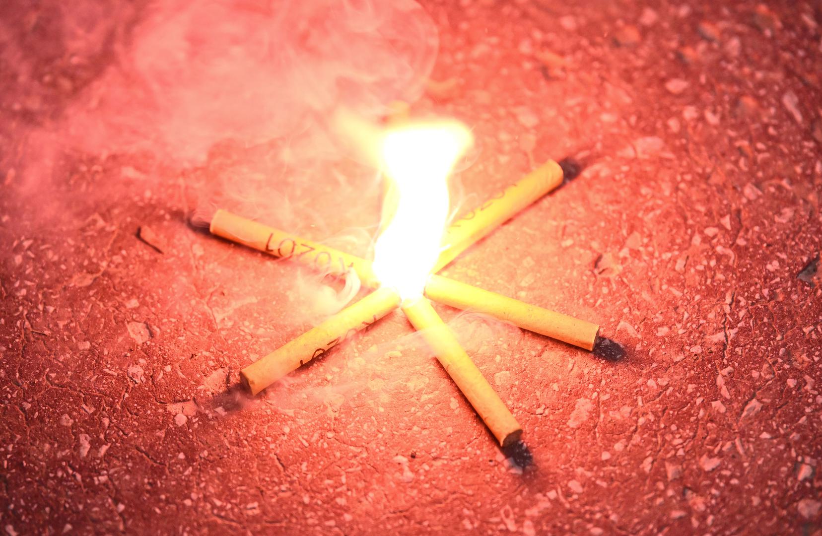 MUP ŽS  podsjeća da je Zakonom o prekršajima protiv javnog reda i mira predviđena novčana kazna od 300 do 900 KM za prekršaj protiv osobe koja na javnom mjestu posjeduje, pali, ustupa, prodaje, kupuje ili nudi petarde i druga pirotehnička sredstva bez odobrenja nadležnog organa.
