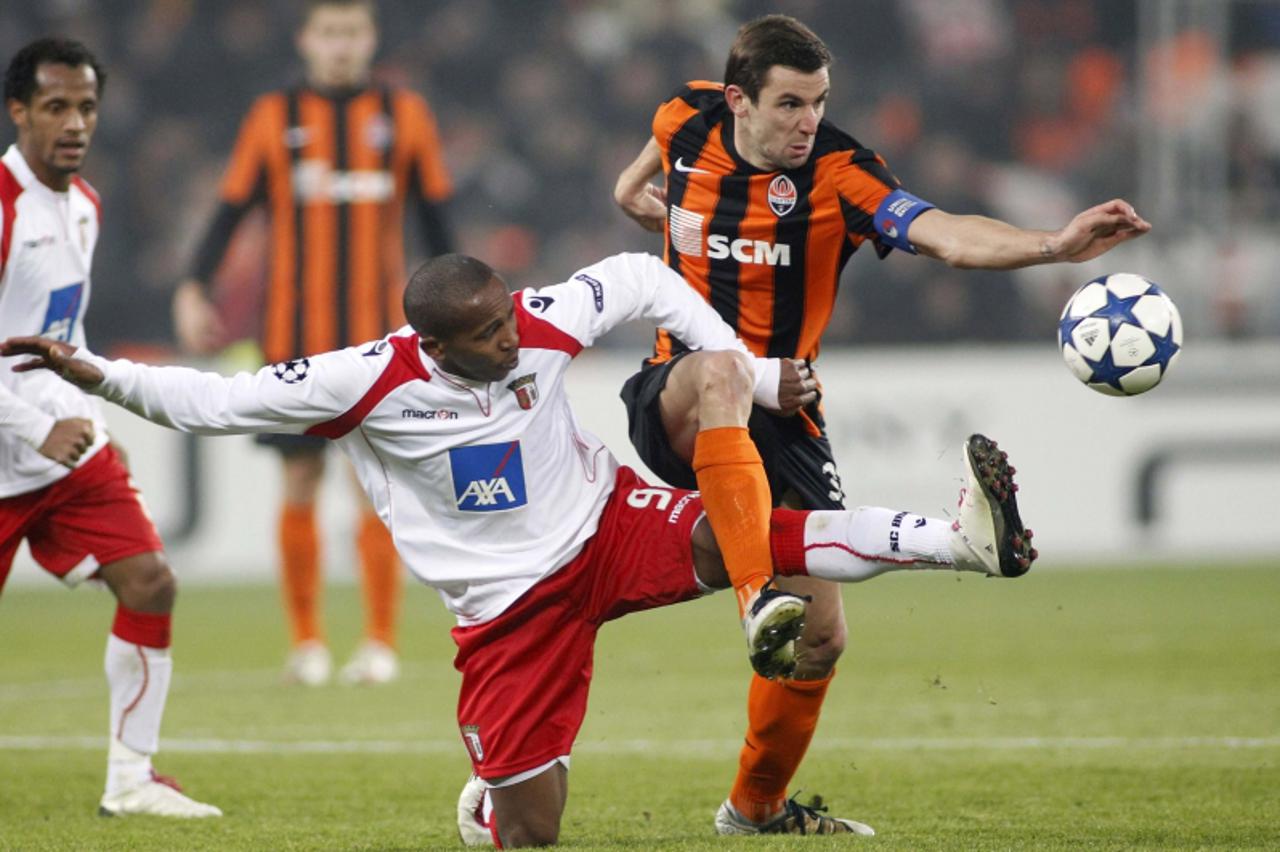 \'Shakhtar Donetsk\'s Darijo Srna (R) challenges Braga\'s Paulo Cesar during their Champions League Group H soccer match at Donbass Arena stadium in Donetsk December 8, 2010.    REUTERS/Gleb Garanich 