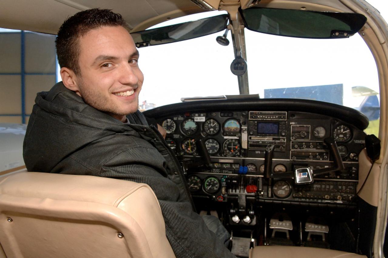 '29.10.2010,Osijek,jedina skola u hrvatskoj koja se bavi obukom pilota i jedna od djelatnosti firme je i poljoprivredno avio zaprasivanje,polaznik skole Tomislav Kovacevic Photo: Davor Javorovic/PIXSE