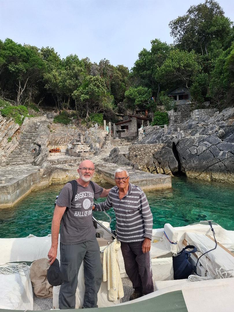 
Mjesto na kojem je nastajala ta šampionska priča lako bi moglo postati luksuzni robinzonski resort, ali Gips odbacuje svaku pomisao na prodaju. I da mu ponudite 20 milijuna eura, on odgovara: "Ovo nije na prodaju. Ovo što sam izgradio ovdje zapravo nema cijenu."
