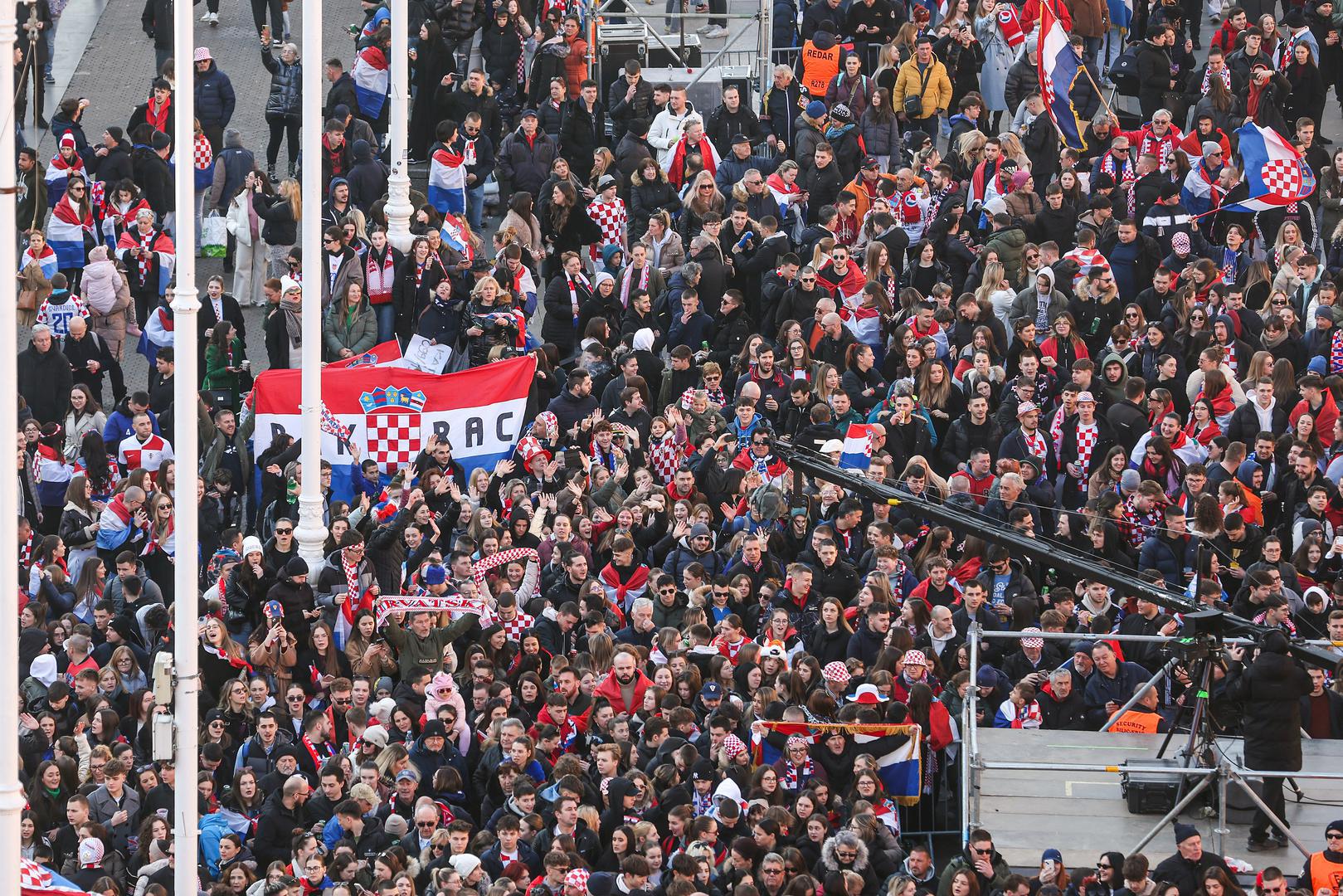 Nakon protokolarnog dijela dočeka odrađenog u zračnoj luci hrvatski su rukometaši autobusom krenuli prema Trgu bana Jelačića, gdje se njihov dolazak očekuje oko 17 sati.