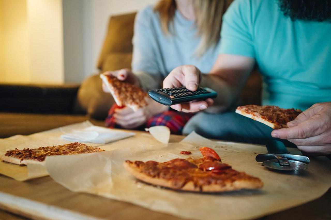 Jelo ispred TV-a, pizza