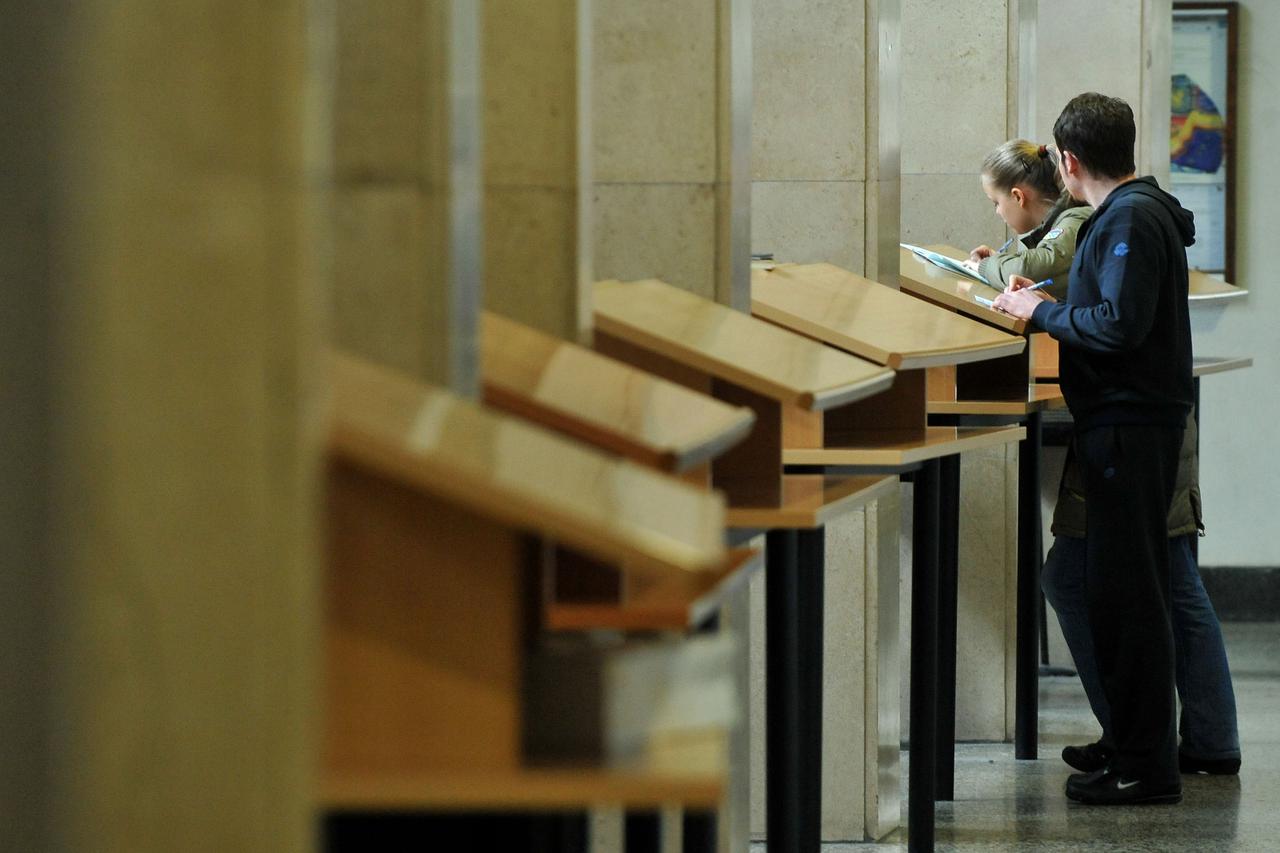 11.11.2009.,Zagreb - Ekonomski fakultet , trg JFK - studenti, faks Photo: Marko Lukunic/PIXSELL