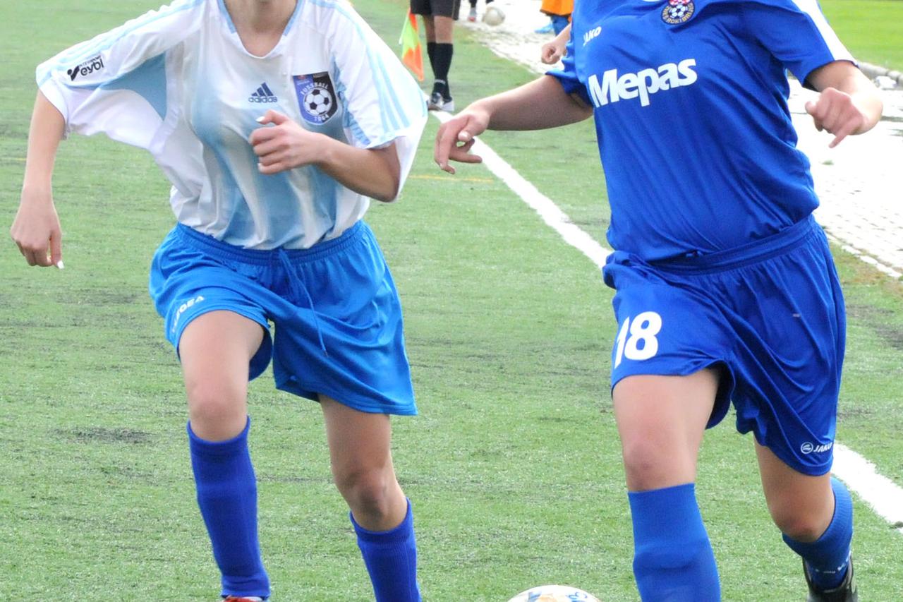 Siroki Brijeg, 17.10.2015. Siroki Brijeg - Sloga (Bosanska Otoka 9:0 (4:0) Ana Marija Buhac (18) vs, Azra Hafizovic Snimio: Miljenko Karacic