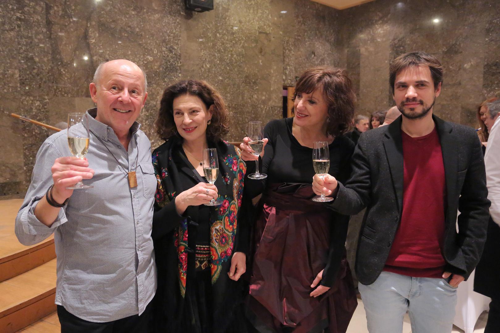 O izbjegavanju medija i pojavljivanju u javnosti govorila je prije nekoliko godina u jednom intervju. 
