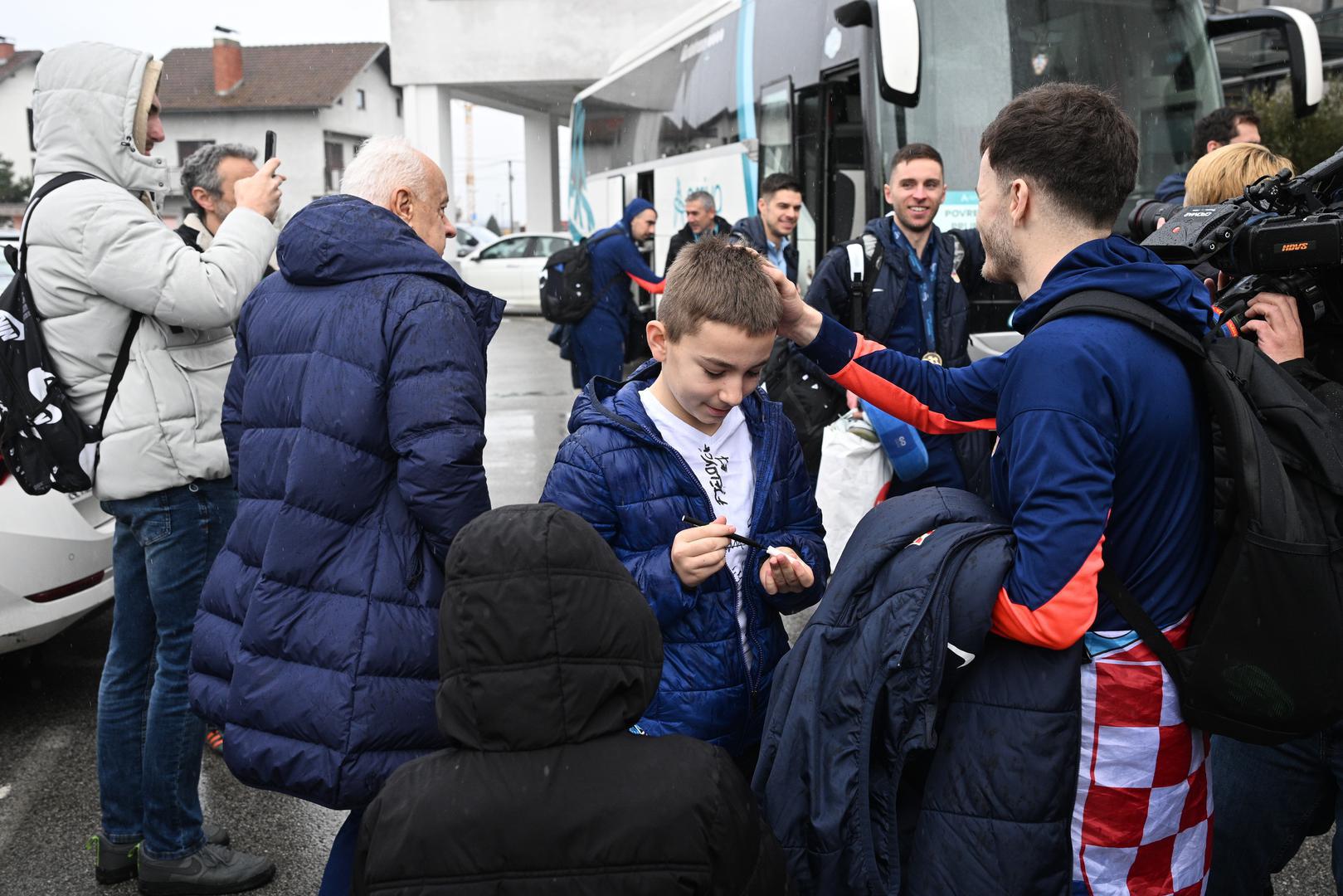 - Ja bih se vratio 30 dana unazad gledati te dečke i stožer i igrače kako osobne ambicije ostavljaju po strani. Jedan timski rad, jedno zajedništvo i u principu to su ljudi prepoznali. Tu vjeru i to zajedništvo i to su došli podijeliti s nama, to je ključ svega - rekao je na dočeku izbornik Marinko Mavrović.