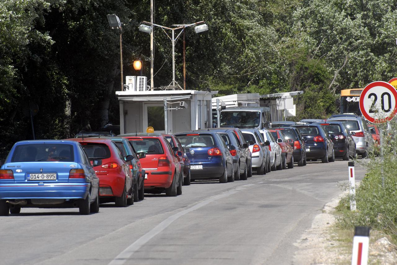 Metkovic, 300412. Policijski sluzbenici Granicne policije BiH od danas u podne su u strajku. Kontrola na granicnim prelazima traje duze nego sto je to uobicajno. Na slici: Kolona vozila na granicnom prelazu Doljani kraj Metkovica. Snimio: Denis Jerkovic /