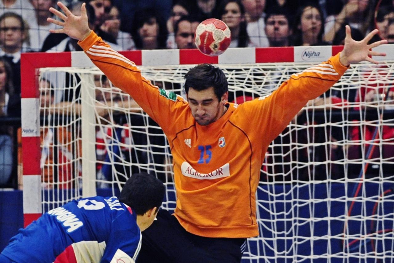 'France\'s Nikola Karabatic (L) attempts to score on Croatia\'s goalkeeper Mirko Alilovic during their Men\'s European Handball Championship final match in Vienna, January 31, 2010. REUTERS/Ognen Teof