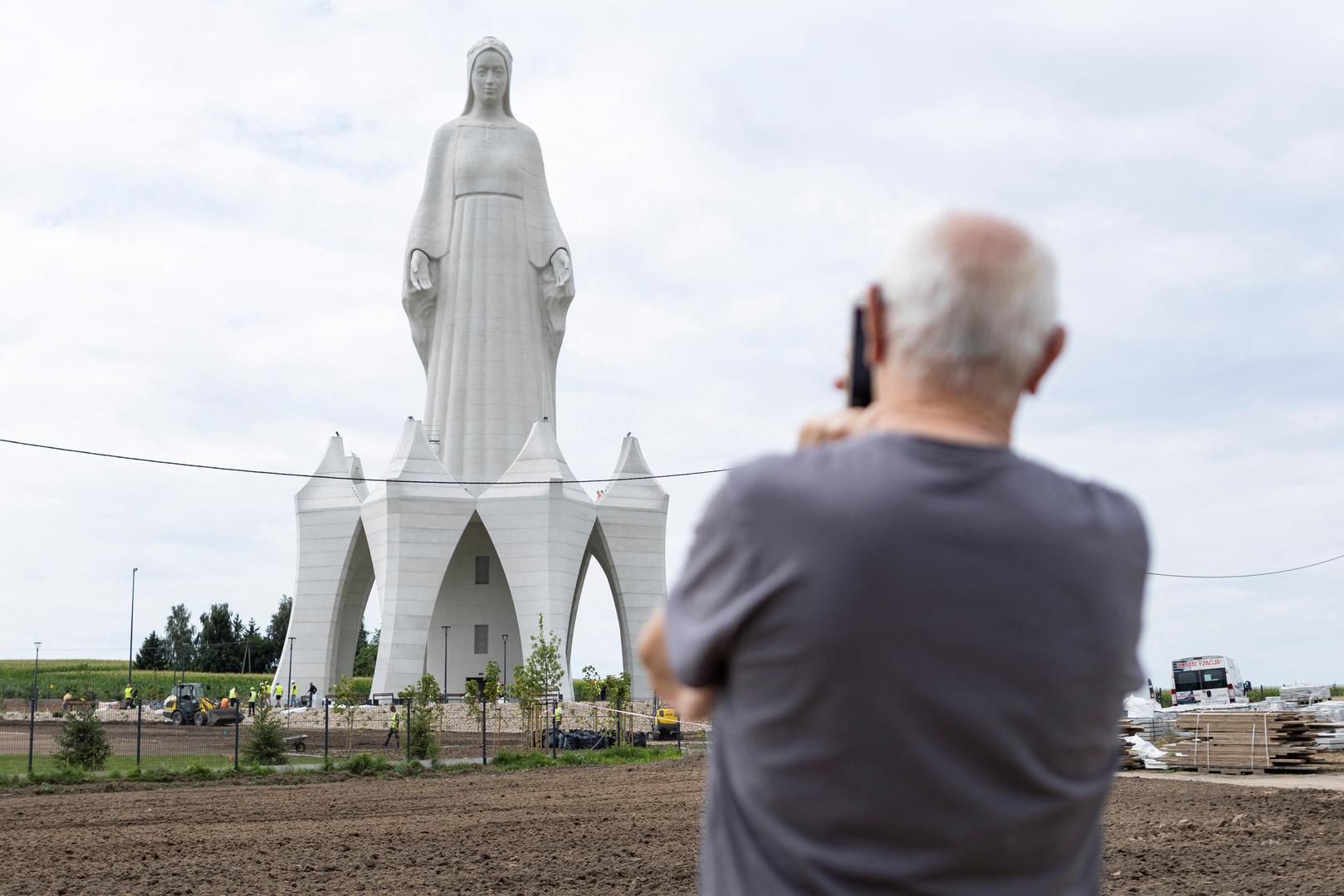 Sam kip Majke Božje visok je 40,6 metara, dok je preostalih 15 metara monumentalno postolje oblikovano poput krune. U njemu se nalazi vidikovac s kojeg će posjetitelji moći promatrati okolna polja i naselja. U unutrašnjosti konstrukcije predviđeno je i dizalo koje će voditi prema vidikovcu. Ukupnom visinom monument nadmašuje i poznati kip Krista Otkupitelja u Rio de Janeiru, koji zajedno s postoljem doseže oko 38,5 metara. Inače, ta visina otprilike je jednaka zgradi od 18 katova. 