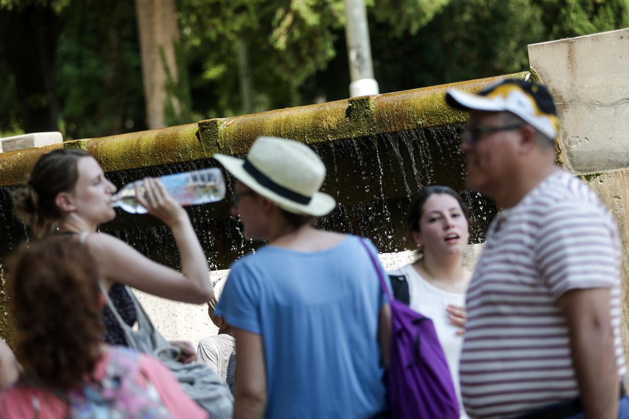 21.07.2015., Split - Fontana kraj Djardina pruza osvjezenje po visokim temperaturama.  Photo: Petar Glebov/PIXSELL