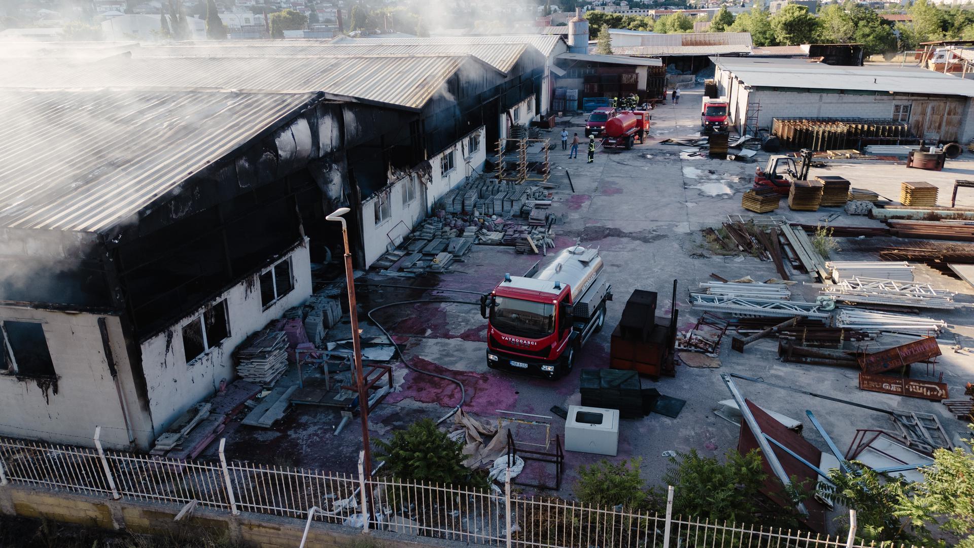 U gašenju požara vatrogascima su u pomoć došli i radnici iz obližnje tvrtke, pokušavajući spriječiti daljnje širenje vatre.

