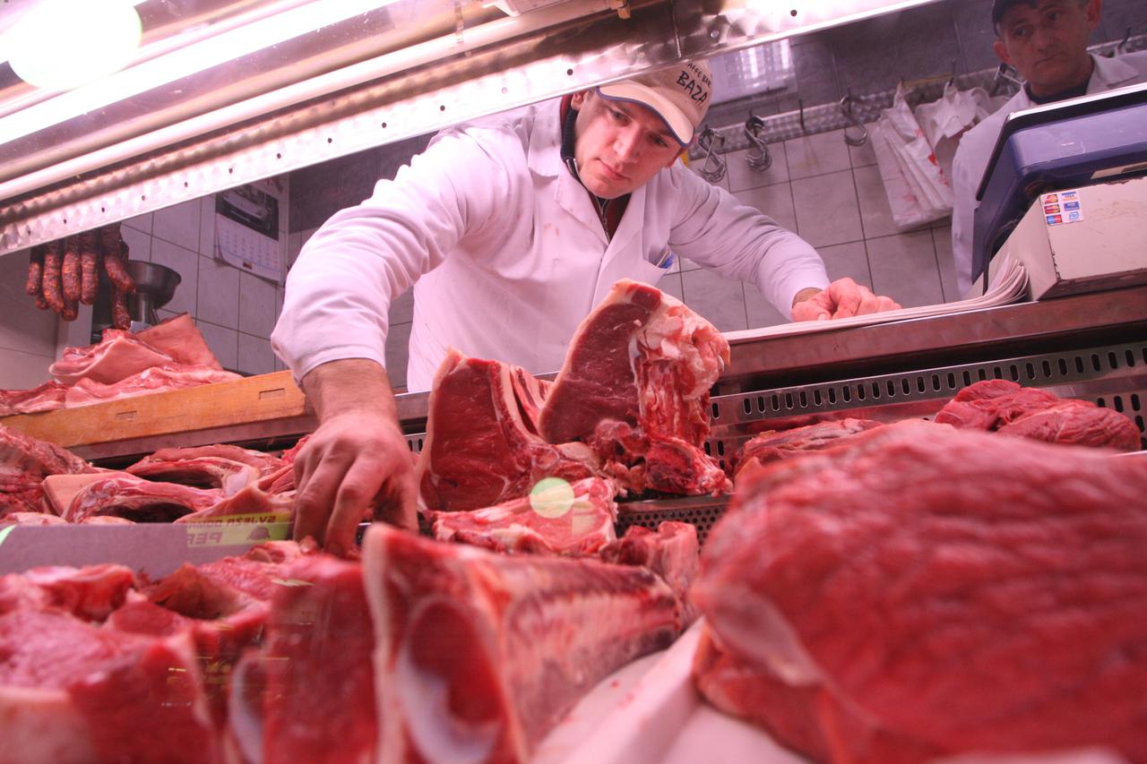17.12.2009, Zagreb, Hrvatska - U predblagdansko vrijeme u mesnicama se najvise prodaju odojak i janjetina. Cijene odojka krecu se oko 35kn za kilu, a janjetine oko 65kn za kilogram. Vlasnici malih privatnih mesnica na Dolcu i Kvatricu kazu da itekako osje