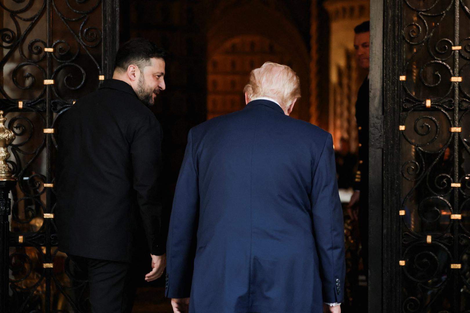 Nakon kratkog obraćanja medijima, vrata blagovaonice u Mar-a-Lagu su zatvorena, a pregovori su nastavljeni iza zatvorenih vrata. 
