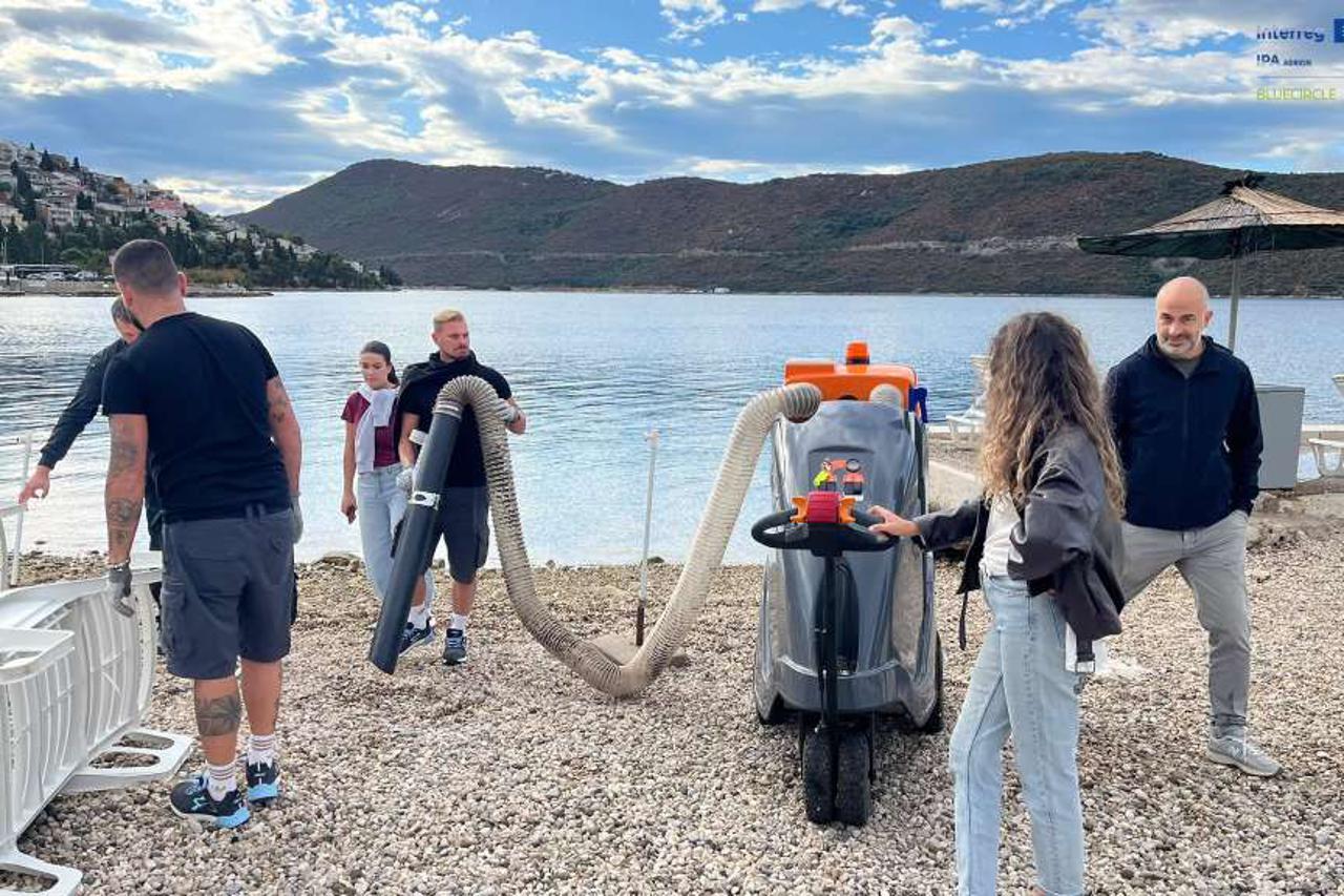 prikupljanje plažnog otpada u Neumu